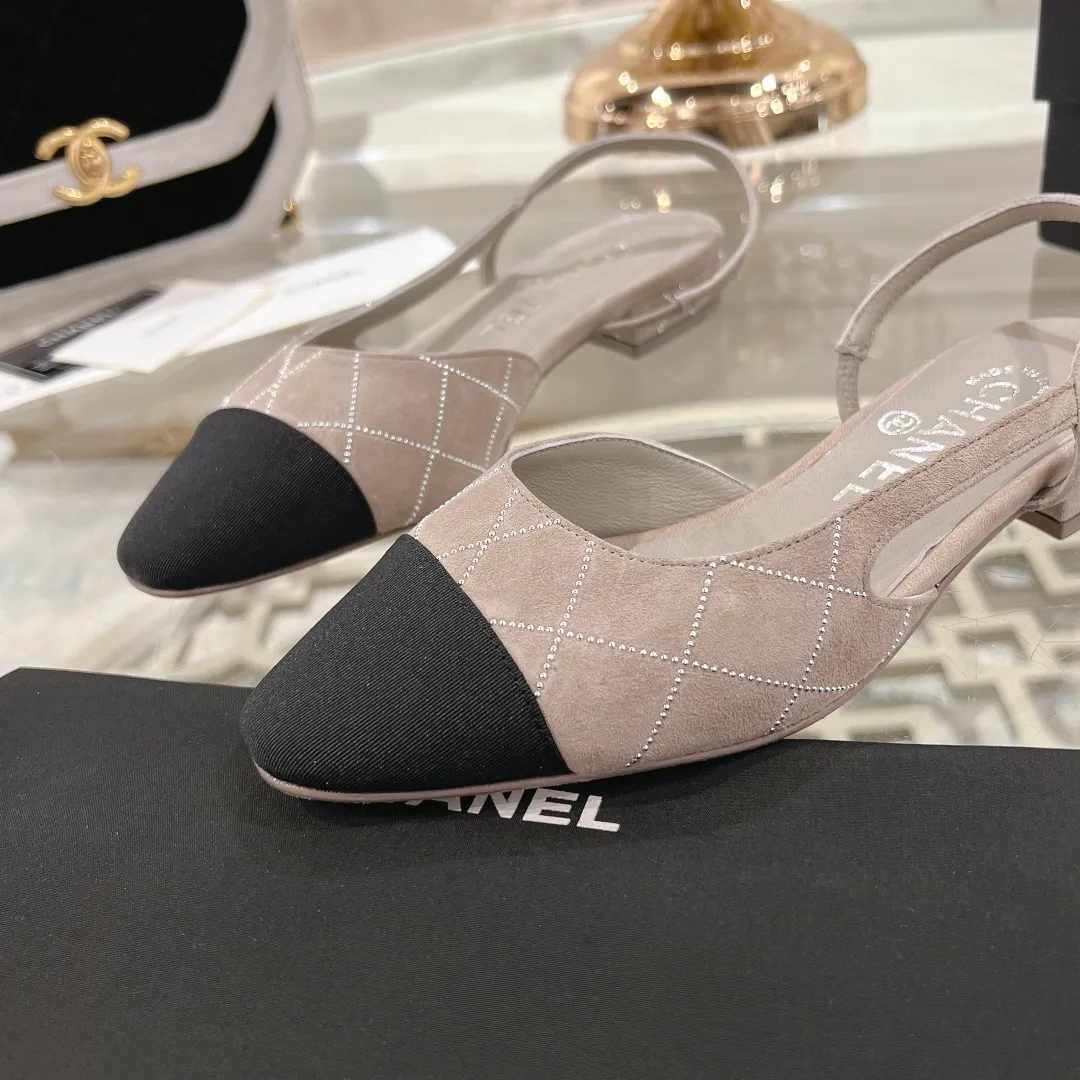 👟👟Ex-factory price 540👟👟 CHANEL Xiangjia 25vs spring and summer new fashion sandals series... Chanel is a very comprehensive noble fashion lifestyle brand. The same models are sold by major fashion bloggers and celebrities in Hong Kong, the United States, and other countries. They are simply beautiful. I fall in love with elegance and the playful sense of the future. I want to own them right away just by looking at them. But you can really think about a pair of exquisite high heels. This series is specially designed for extraordinary and indifferent ladies to create a unique overall effect. CHANEL designs products that inspire women to move forward and highlight their charm... 1️⃣Material: original customized high mercerized sheepskin 2️⃣Inner lining: original customized imported sheepskin 3️⃣Feet: original customized imported sheepskin 4️⃣Outsole: genuine leather sole imported from Italy 5️⃣Heel height: 2.5cm/6.5cm/9cm 6️⃣Number: 34-43 (34.40.41.42.43 customized is not returnable) 7️⃣Packaging: The latest and exquisite full set of packaging at the counter